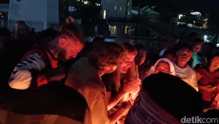 Tangis Istri Pelatih Valencia Saat Doa Bersama Kapal Tenggelam di Labuan Bajo