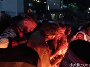 Video Tangis Istri Pelatih Valencia Pecah Saat Doa Bersama di Labuan Bajo