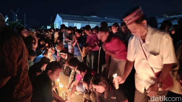Suasana acara doa dan bakar seribu lilin bersama warga Labuan Bajo di Marina Waterfront City, Jumat (2/1/2026) malam.