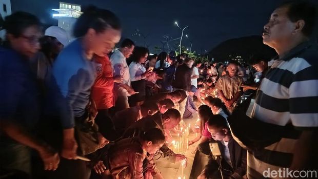 Suasana acara doa dan bakar seribu lilin bersama warga Labuan Bajo di Marina Waterfront City, Jumat (2/1/2026) malam.