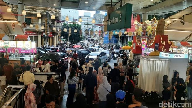 Libur Tahun Baru 2026, kawasan Blok M dipenuhi pengunjung dari berbagai wilayah terutama wisatawan asal Jakarta dan sekitarnya.