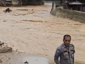 Hujan Deras Bikin Sungai Aek Doras Sibolga Meluap, Warga Diimbau Waspada
