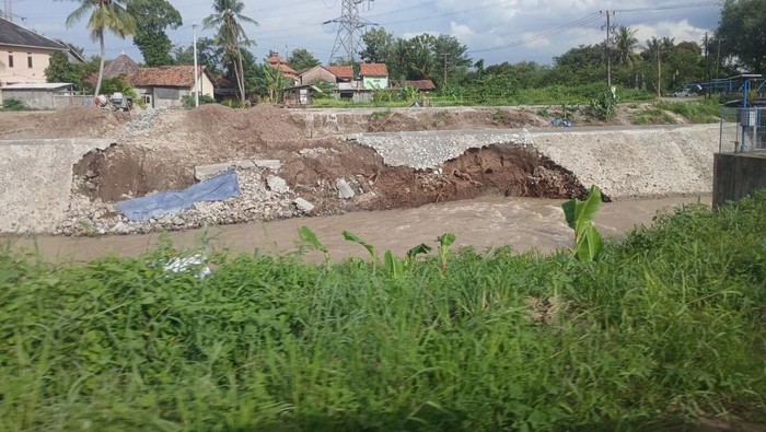 Tembok Penahan Tanah Dekat Permukiman di Serang Longsor, Segera Diperbaiki