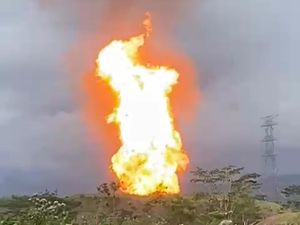 Pipa Gas di Inhil Meledak, Api Membumbung Tinggi Bikin Akses Riau-Jambi Macet