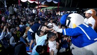 Anak-anak tampak tersenyum menyaksikan film Ngeri Ngeri Sedap dan tayangan hiburan sederhana yang diputar khusus untuk mereka, sejenak melupakan trauma akibat bencana yang melanda kampung halaman. (Dok. Diskominfo Sumut)