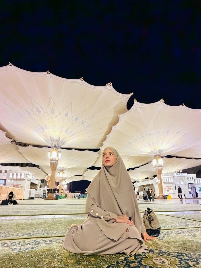 Tasya Farasya Memulai 2026, Lepaskan Beban Hidup di Raudah