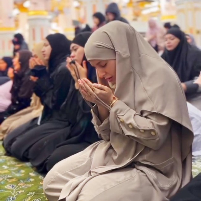 Tasya Farasya Memulai 2026, Lepaskan Beban Hidup di Raudah