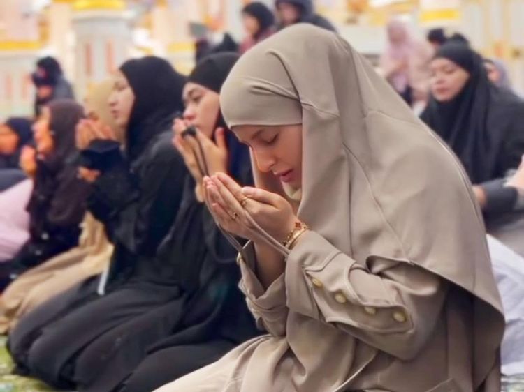 Tasya Farasya Memulai 2026, Lepaskan Beban Hidup di Raudah