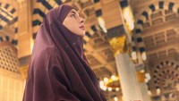 Setelah melewati jalan kehidupan yang gak mudah di akhir 2025, Tasya Farasya memilih berserah kepada Allah SWT. Foto: Instagram @tasyafarasya
