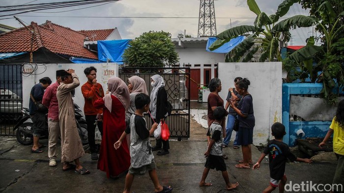 Sejumlah petugas TNI Polri bersama warga mengangkat jenazah yang diduga keracunan di kawasan Warakas 8 Gang RT 6 RW 10, Tanjung Priok, Jakarta Utara, Jumat (2/1/2026). Peristiwa dugaan keracunan yang menimpa satu keluarga di Jalan Warakas V, Kelurahan Warakas, Kecamatan Tanjung Priok, Jakarta Utara, menyisakan duka mendalam.