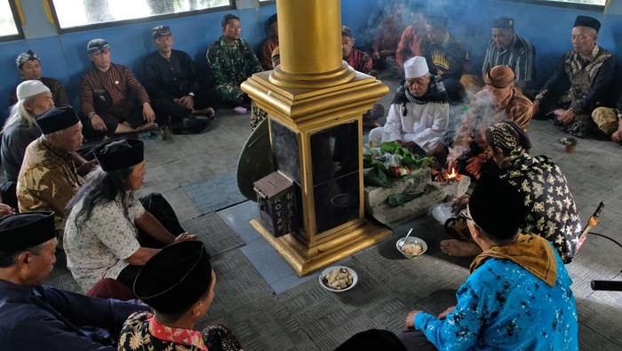 Sesepuh adat bersama warga melaksanakan ritual saat tradisi Nyadran Rejeban Plabengan di kawasan lereng Gunung Sumbing Dusun Cepit, Pagergunung, Bulu, Temanggung, Jawa Tengah, Jumat (2/1/2026). Petani setempat melaksanakan tradisi yang telah dilakukan turun temurun setiap bulan Rejeb penanggalan Jawa sebagai wujud syukur kepada Tuhan atas kemakmuran dan kesejahteraan serta untuk mendoakan tokoh penyebar agama Islam Ki Ageng Makukuhan. ANTARA FOTO/Anis Efizudin/YU