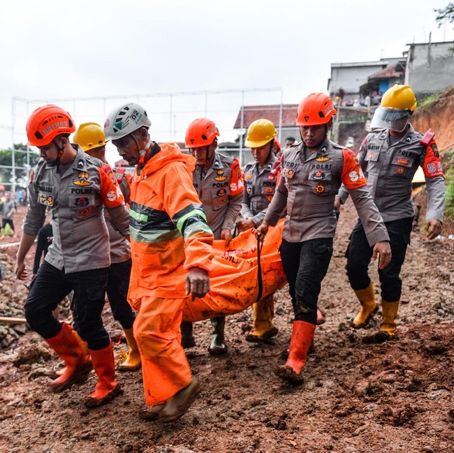 Tragedi Longsor di Sumedang, Jenazah Korban Dievakuasi