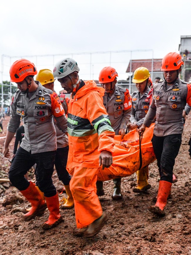 Tragedi Longsor di Sumedang, Jenazah Korban Dievakuasi