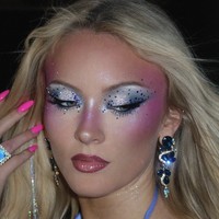 Dulu Dianggap Jadul, Eyeshadow Biru Kini Jadi Tren Makeup
