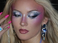 Dulu Dianggap Jadul, Eyeshadow Biru Kini Jadi Tren Makeup
