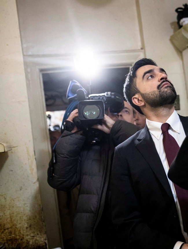 Hari Pertama Menjabat, Zohran Mamdani Blusukan di Apartemen Warga