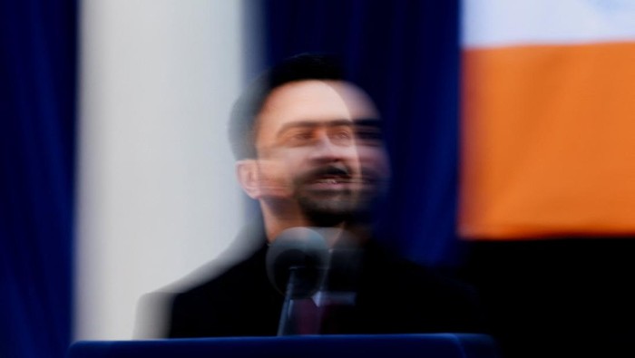 New York City Mayor Zohran Mamdani and his wife Rama Duwaji stand onstage during his inauguration ceremony in New York City, U.S., January 1, 2026. REUTERS/Kylie Cooper