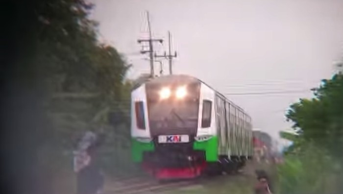 Viral Bocah Hadang Kereta Api di Sidoarjo, KAI: Murni Iseng