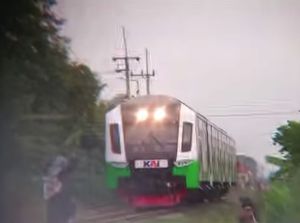 Video Viral Bocah Perempuan Adang Kereta Commuter di Sidoarjo