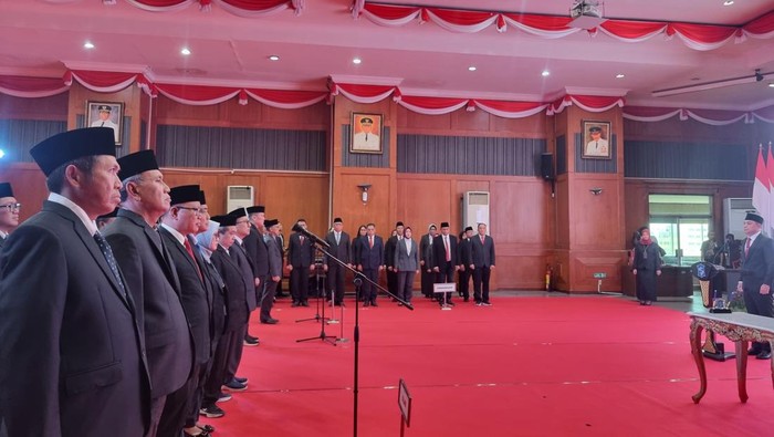 Wali Kota Eri Cahyadi melantik 69 pejabat Pemkot Surabaya yang dimutasi dan dirotasi di Gedung Sawunggaling