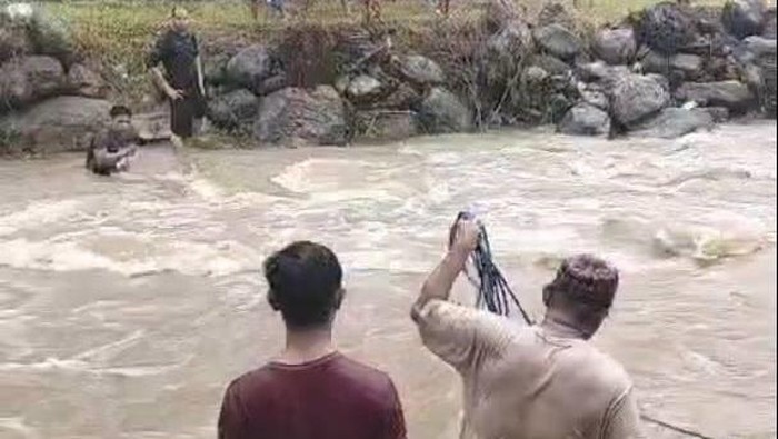 Viral Pengunjung Wisata Alam Zahara Terjebak Banjir Sungai di Polman