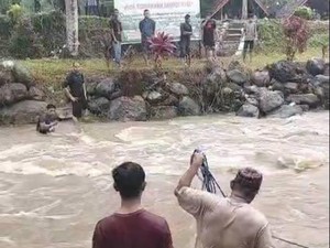Viral Pengunjung Wisata Alam Zahara Terjebak Banjir Sungai di Polman