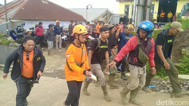 Warga lokal ikut bantu cari Syafiq pelajar asal Magelang hilang di Gunung Slamet, Jumat (2/1/2026).