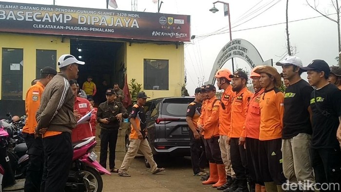 Puluhan Warlok Bantu Cari Syafiq Pendaki Hilang di Gunung Slamet