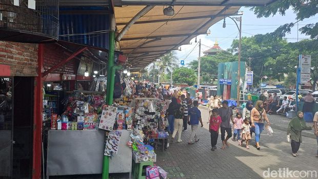 Wisatawan menyerbu sentra oleh-oleh Pasar Wisata Cheng Ho Wisatawan menyerbu sentra oleh-oleh Pasar Wisata Cheng Ho