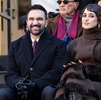 Mantel funnel-neck berwarna cokelat itu tak kalah mencuri perhatian. Mantel tersebut merupakan karya label Renaissance Renaissance milik desainer Palestina-Lebanon, Cynthia Merhej.  Foto: Anadolu via Getty Images/Anadolu