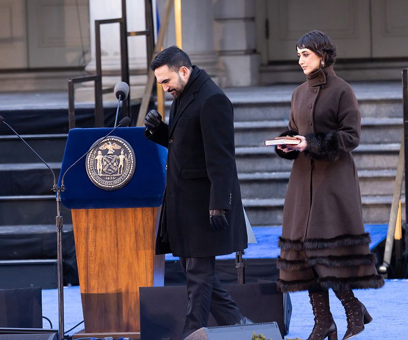 Zohran Mamdani dan Rama Duwaji NEW YORK, UNITED STATES - JANUARY 1: Democrat Mayor Zohran Mamdani becomes the first Muslim mayor of New York City, with the inauguration ceremony at City Hall, Manhattan, New York City, United States on January 1, 2026. (Photo by Selcuk Acar/Anadolu via Getty Images)