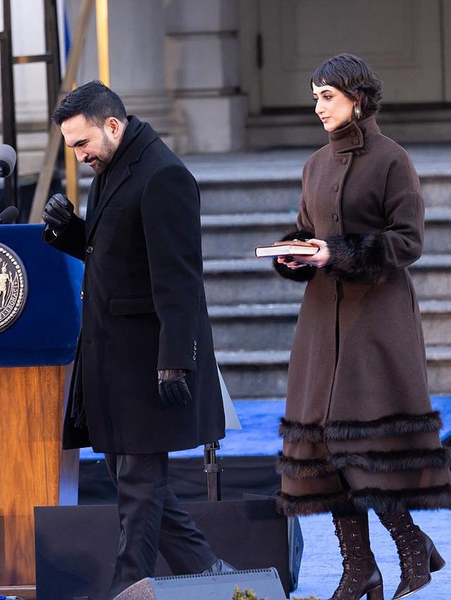 Dalam kedua prosesi pelantikan tersebut, Rama terlihat memegang Al-Qur’an saat Zohran Mamdani diambil sumpahnya. Kali kedua dilakukan oleh Senator Bernie Sanders. Usai prosesi, wali kota baru New York itu menyampaikan pidato pelantikan di hadapan ribuan warga. Foto: Anadolu via Getty Images/Anadolu