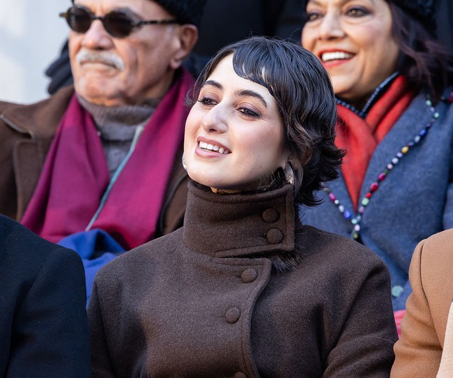 Setelah Rama tampil elegan mengenakan coat hitam klasik vintage Balenciaga yang dipinjam dari Albright Fashion Library pada penampilan pertama, beberapa jam kemudian, Rama tampil dengan coat coklat.  Foto: Anadolu via Getty Images/Anadolu