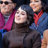 Setelah Rama tampil elegan mengenakan coat hitam klasik vintage Balenciaga yang dipinjam dari Albright Fashion Library pada penampilan pertama, beberapa jam kemudian, Rama tampil dengan coat coklat.  Foto: Anadolu via Getty Images/Anadolu