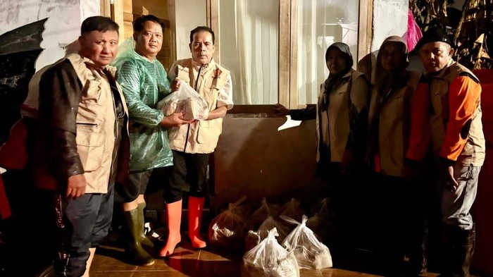 Andre Rosiade Salurkan 1.000 Nasi Bungkus untuk Korban Banjir di Padang