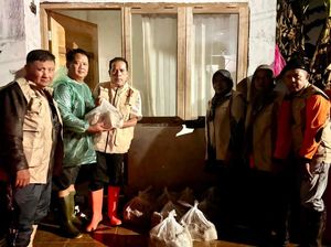 Andre Rosiade Salurkan 1.000 Nasi Bungkus untuk Korban Banjir di Padang