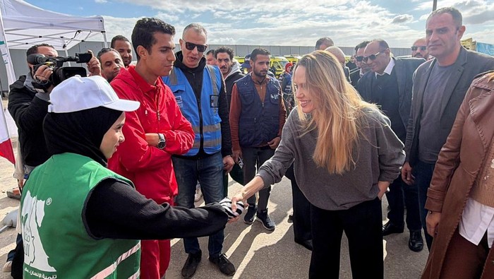 Angelina Jolie Berkunjung ke Perbatasan Rafah Dukung Palestina