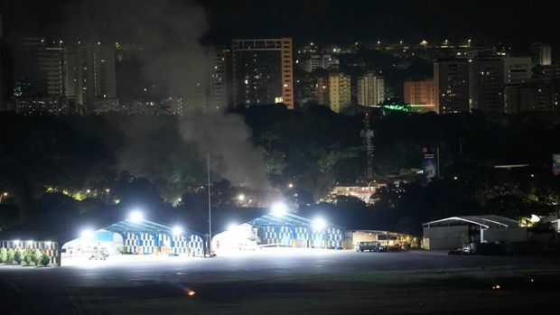 Asap mengepul dari Bandara La Carlotta menyusul rentetan ledakan yang terdengar di Caracas, ibu kota Venezuela, pada Sabtu (3/1) dini hari Smoke raises at La Carlota airport after explosions and low-flying aircraft were heard in Caracas, Venezuela, Saturday, Jan. 3, 2026. (AP Photo/Matias Delacroix)