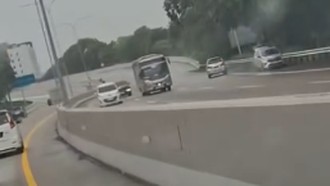 Geger Avanza Lawan Arah di Tol, Pakai Bahu Jalan Nyaris Hantam Mobil Lain!