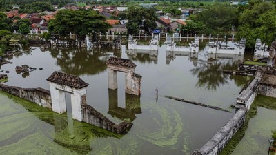 Banjir Kepung Situs Bersejarah Keraton Kaibon