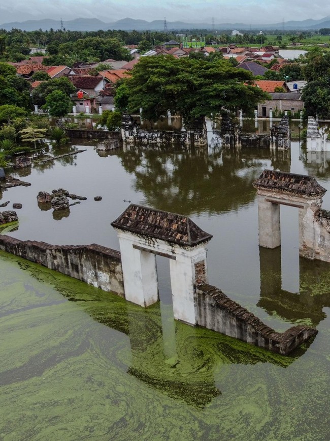 Banjir Kepung Situs Bersejarah Keraton Kaibon