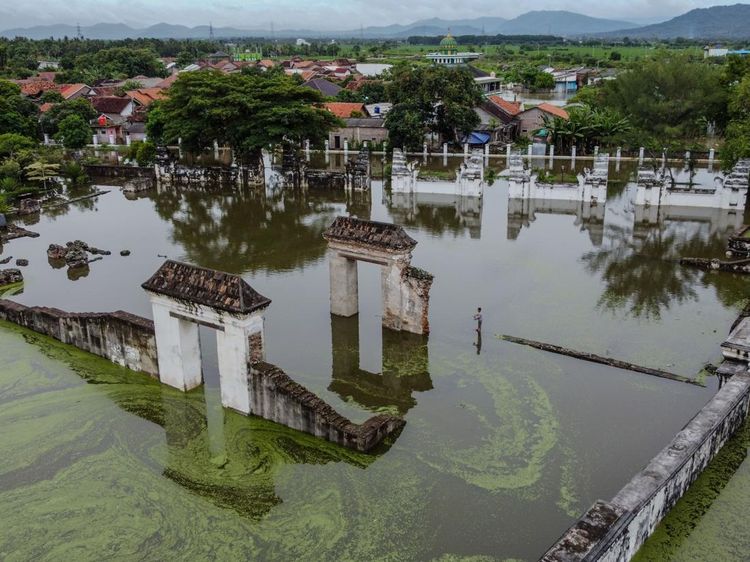Banjir Kepung Situs Bersejarah Keraton Kaibon