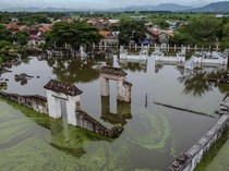 Banjir Kepung Situs Bersejarah Keraton Kaibon