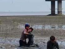 Video Aksi Polisi Selamatkan Bocah Terjebak Lumpur Pantai Kenjeran