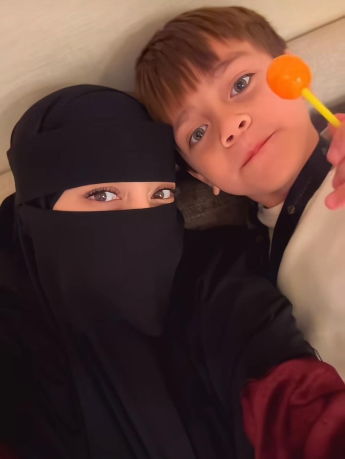 Celine Evangelista umrah bersama empat anaknya.