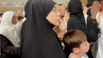 Momen Celine Evangelista Bawa 4 Anak Umrah: Gendong Si Bungsu Sambil Tawaf