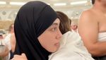 Momen Celine Evangelista Bawa 4 Anak Umrah: Gendong Si Bungsu Sambil Tawaf