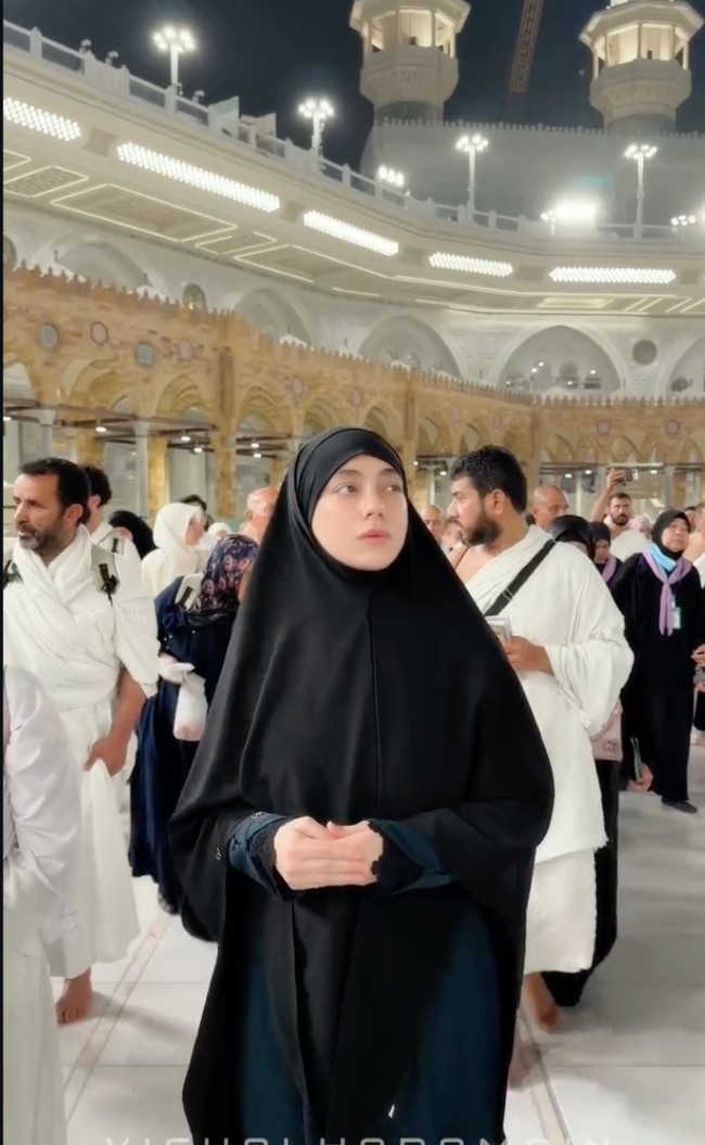 Celine Evangelista menjadi salah satu artis yang juga memilih menyambut Tahun Baru 2026 di tanah suci. Melalui akun Instagram, Celine membagikan video singkatnya saat berada di Mekah. Foto: Instagram/@celine_evangelista