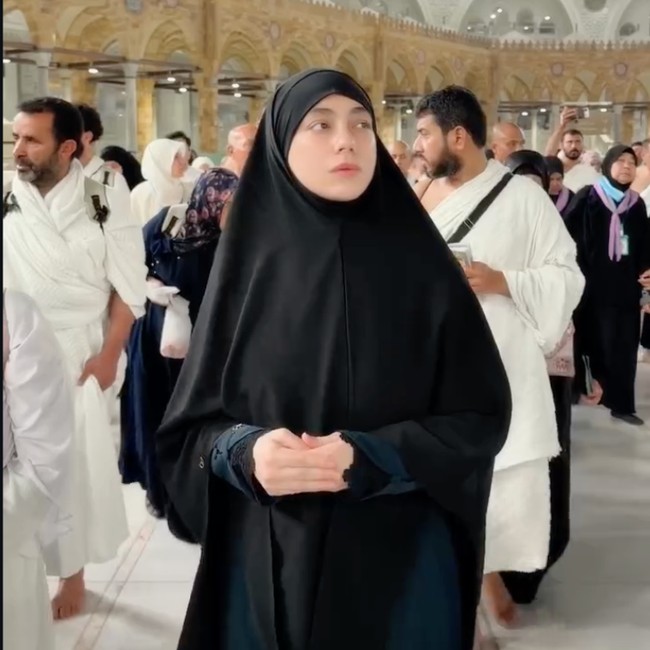 Potret Celine Evangelista Umrah Bareng Anak, Cantik Natural Tanpa Makeup