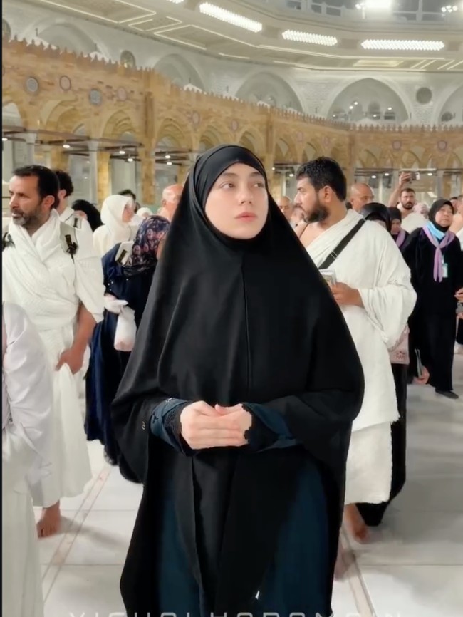 Potret Celine Evangelista Umrah Bareng Anak, Cantik Natural Tanpa Makeup